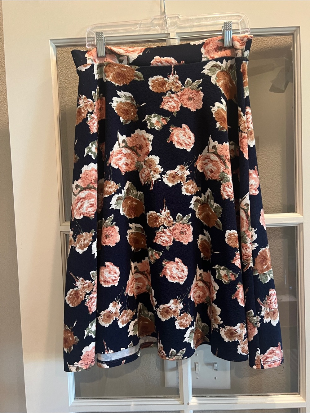 🎯 2/$5 Navy Floral Skater Skirt with Pink and Brown Roses Size Large